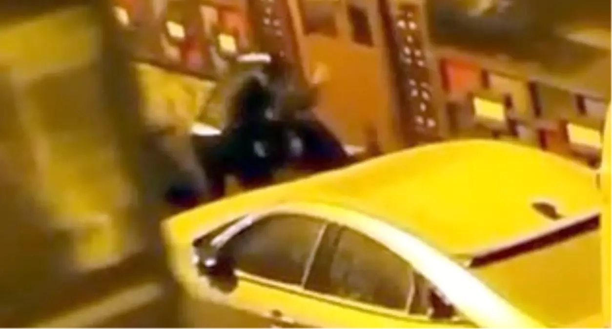 Avcılar\'da sokak ortasında şiddet: Kadına tekme tokat saldırdı