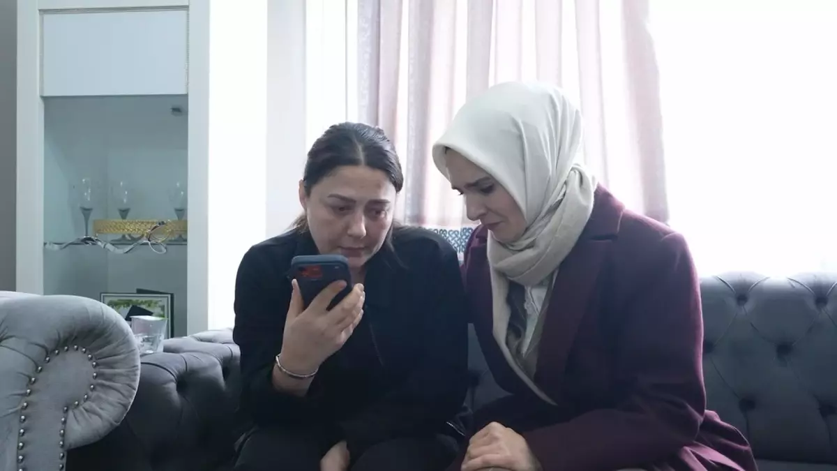 Aile Bakanı Göktaş, Bıçaklı Saldırıda Hayatını Kaybeden Atlas Çağlayan\'ın Ailesine Taziye Ziyaretinde Bulundu