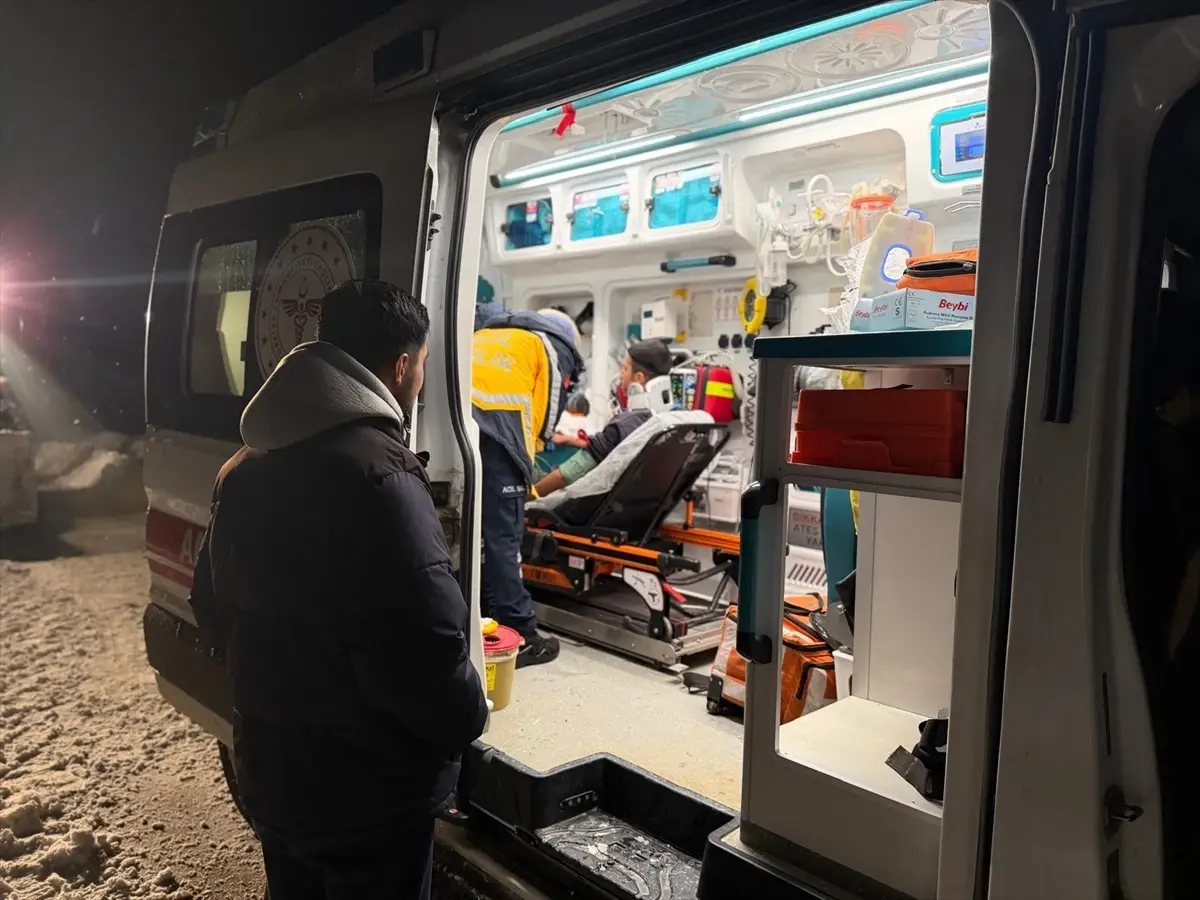 Yaralı Çocuk Karla Kaplı Yolda Kurtarıldı