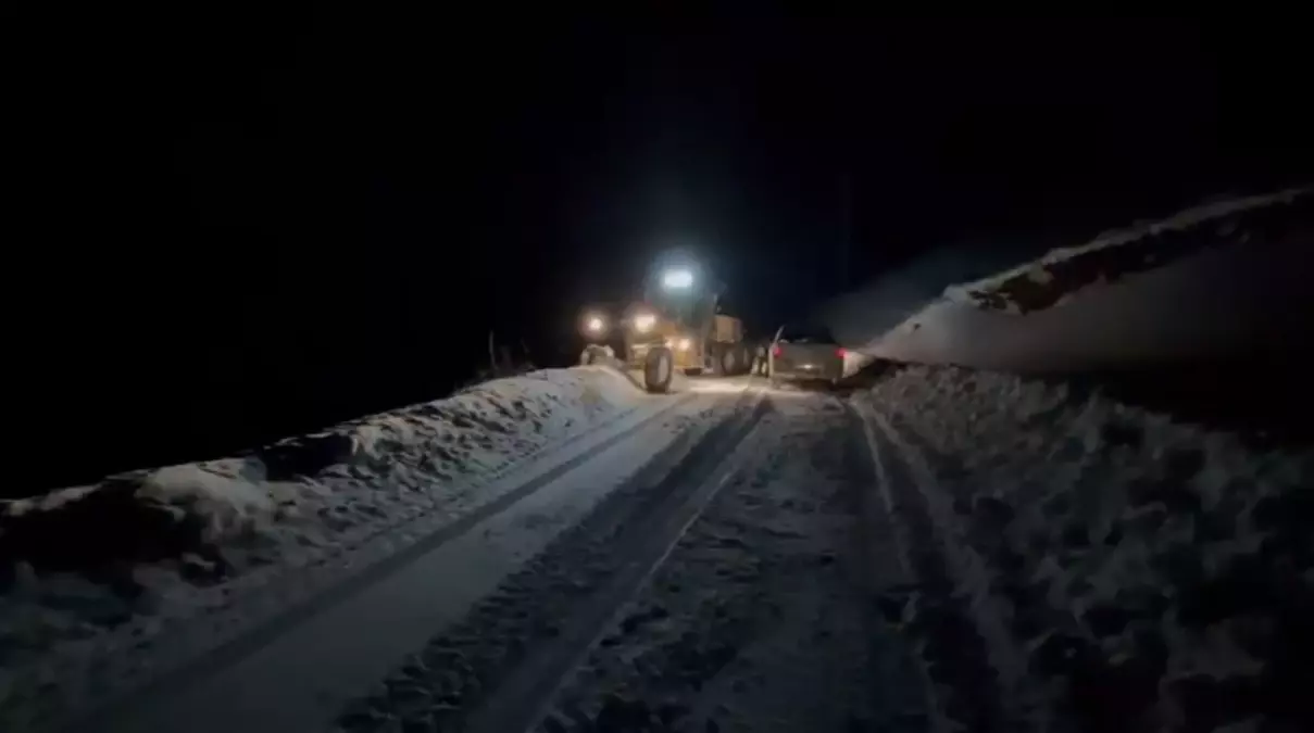 Bayburt\'ta Kar Yağışı 81 Köy Yolunu Kapatı