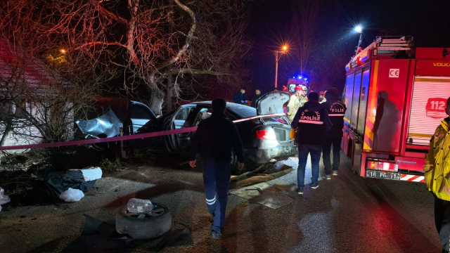 Bursa'da otomobil ağaca çarptı: 2 ölü, 2 yaralı