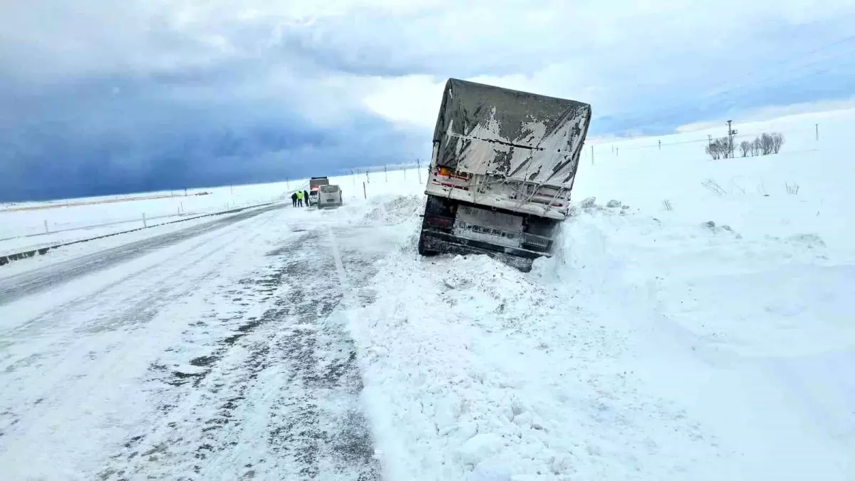 Adilcevaz\'da Yoğun Buzlanma Trafik Kazalarına Neden Oldu