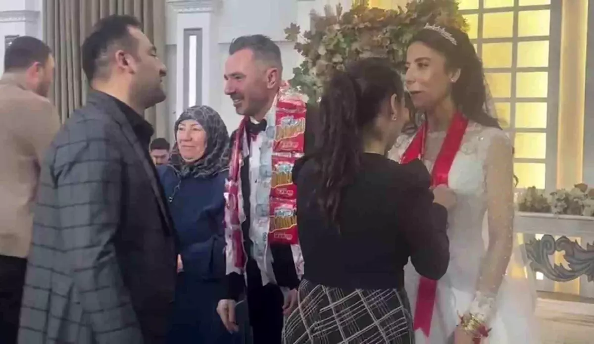 Takı töreninde şaşırtan anlar: Damada çubuk kraker taktılar