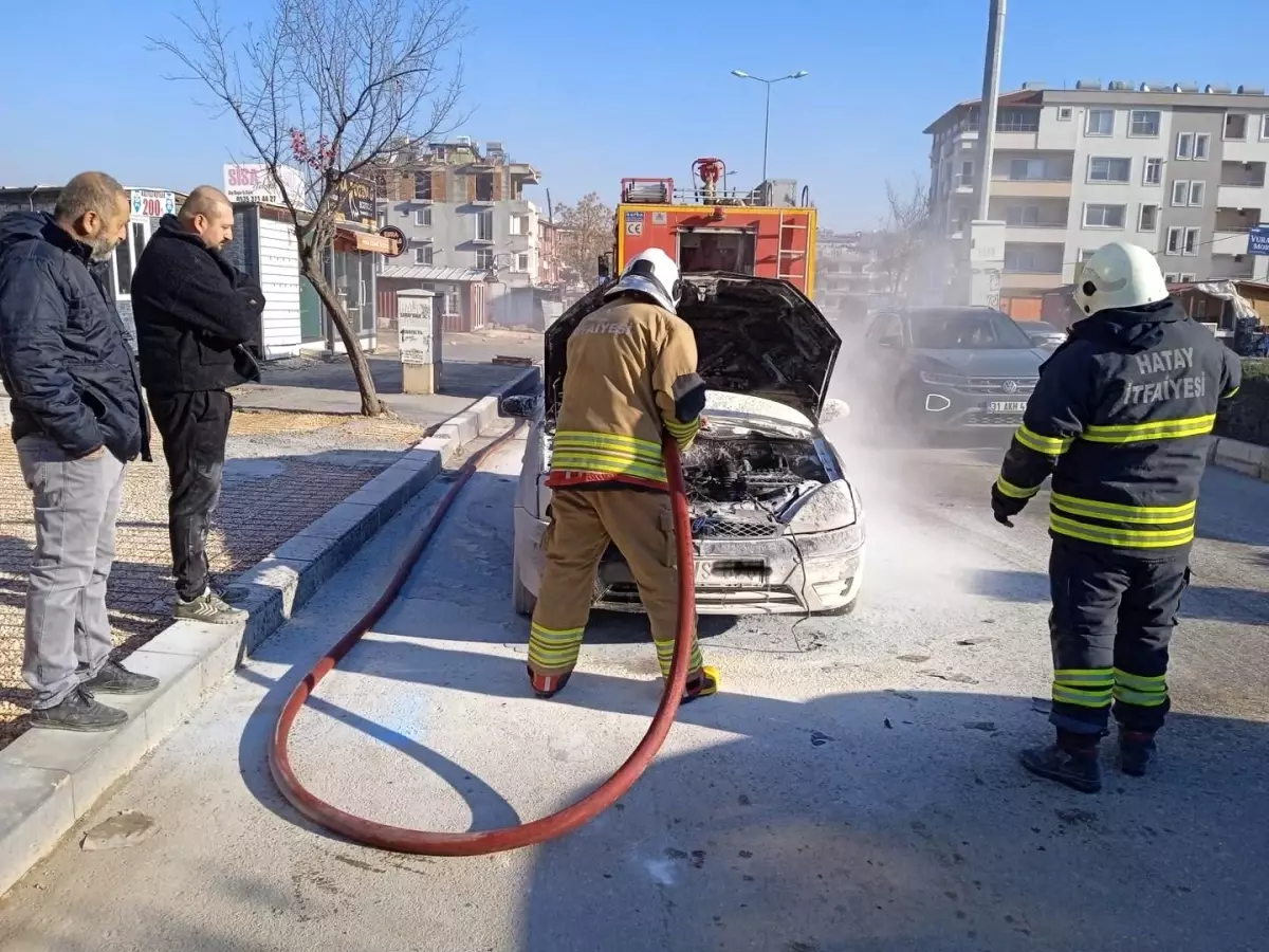 Hatay\'da Otomobil Yangını Kontrol Altında