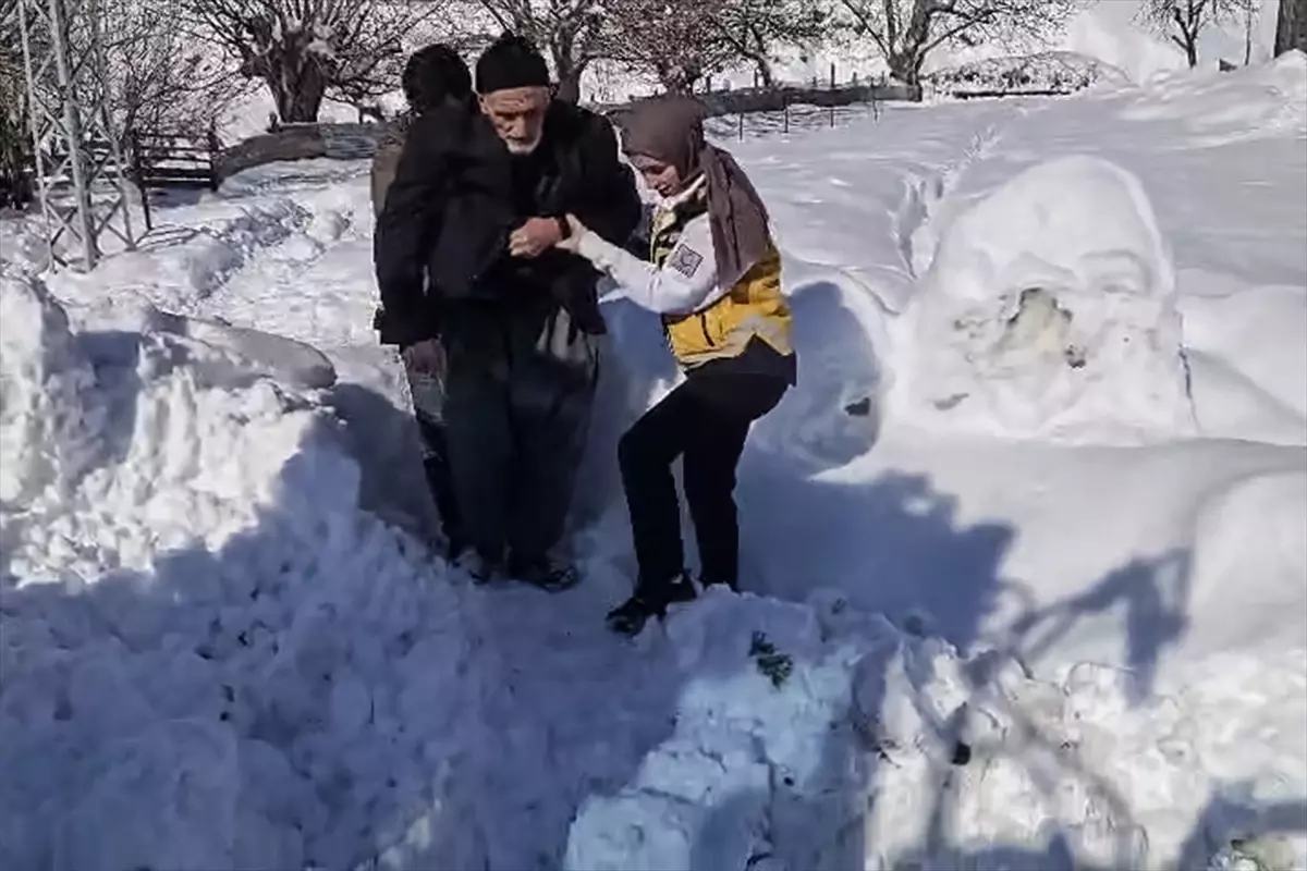 Karla Kaplı Köye Sağlık Ekibi Ulaştı