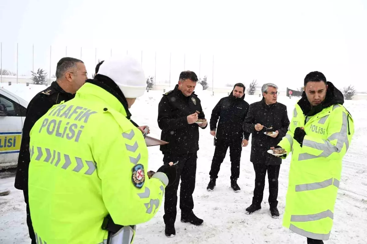 Emniyet Müdürü Baybaba, Kar Altında Görevdeki Personeli Ziyaret Etti