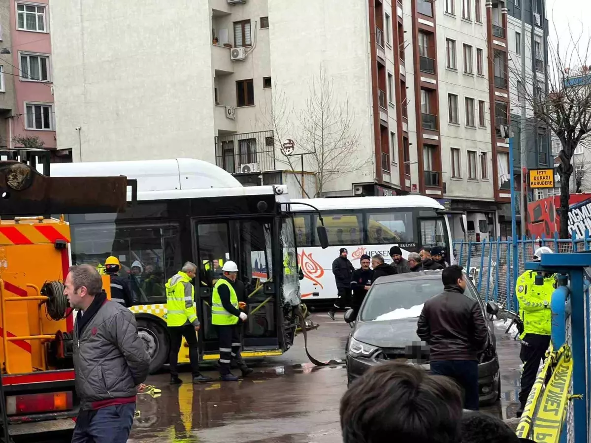 Esenler\'de İETT Otobüsü Otoparka Daldı