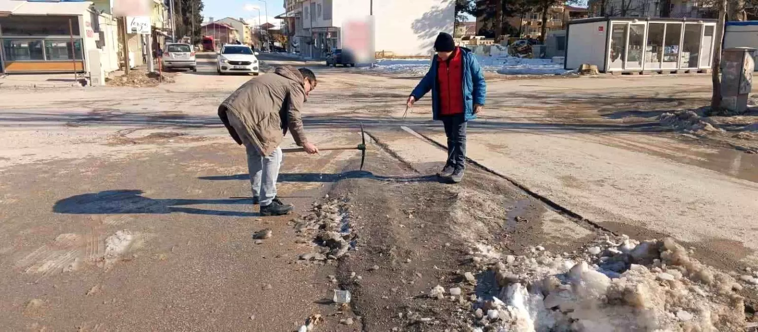 Kar Kütleleri Tehlike Saçtı, Esnaflar Temizlikte Bulundu