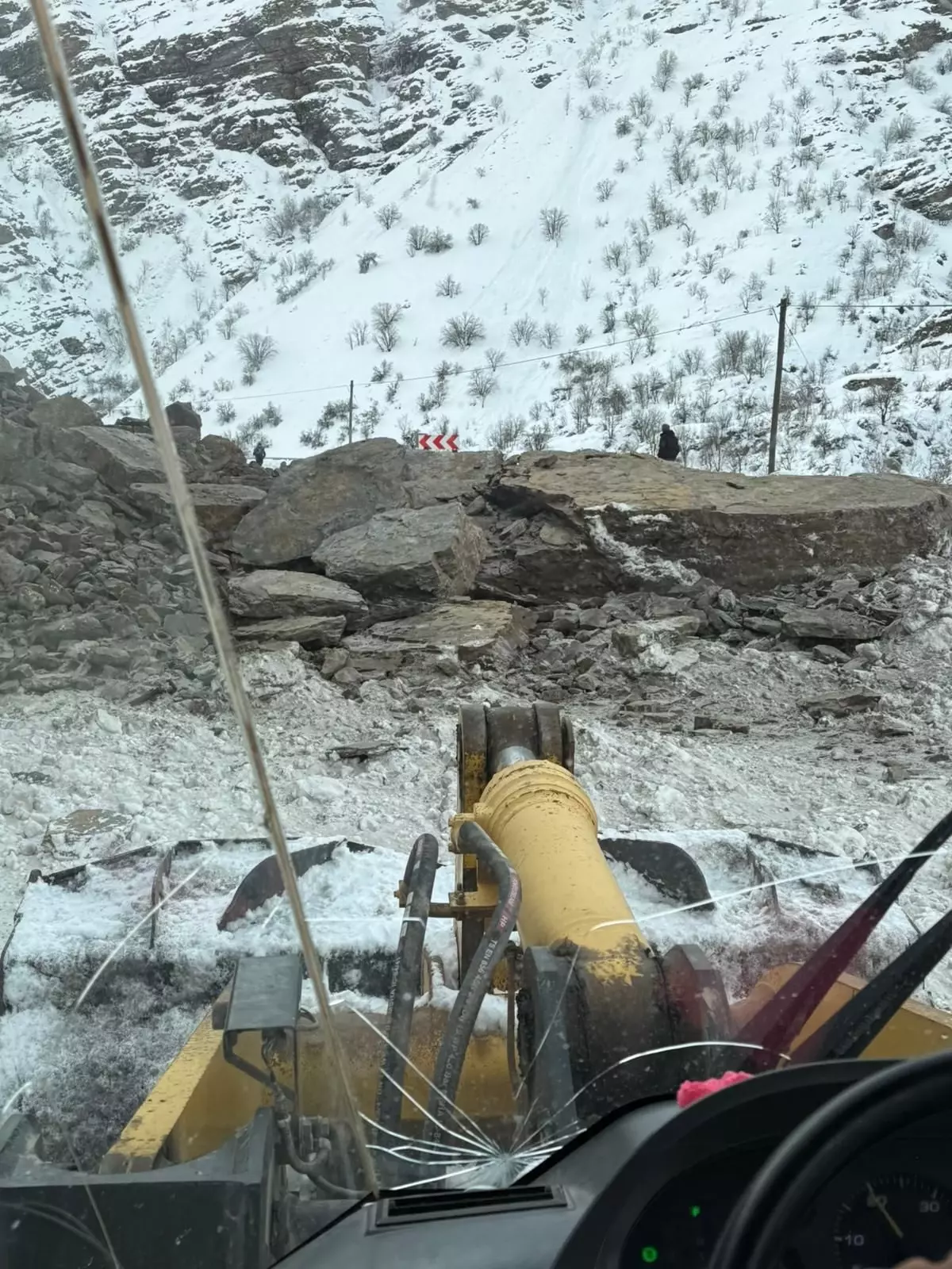 Hakkari-Çukurca Yolunda Kaya Düşmesi