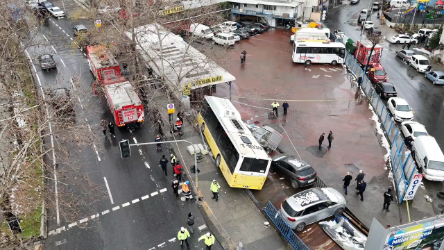 İETT otobüsü otoparka daldı
