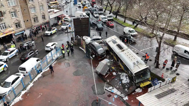 İETT otobüsü otoparka daldı