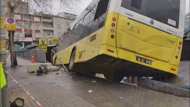 İETT otobüsü otoparka daldı