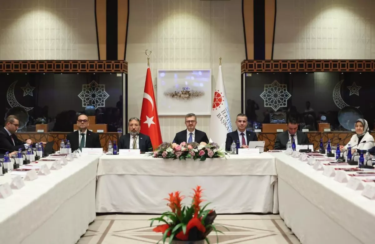 İletişim Başkanı Duran: Dünyada figüran olmayıp aktif rol almak zorundayız