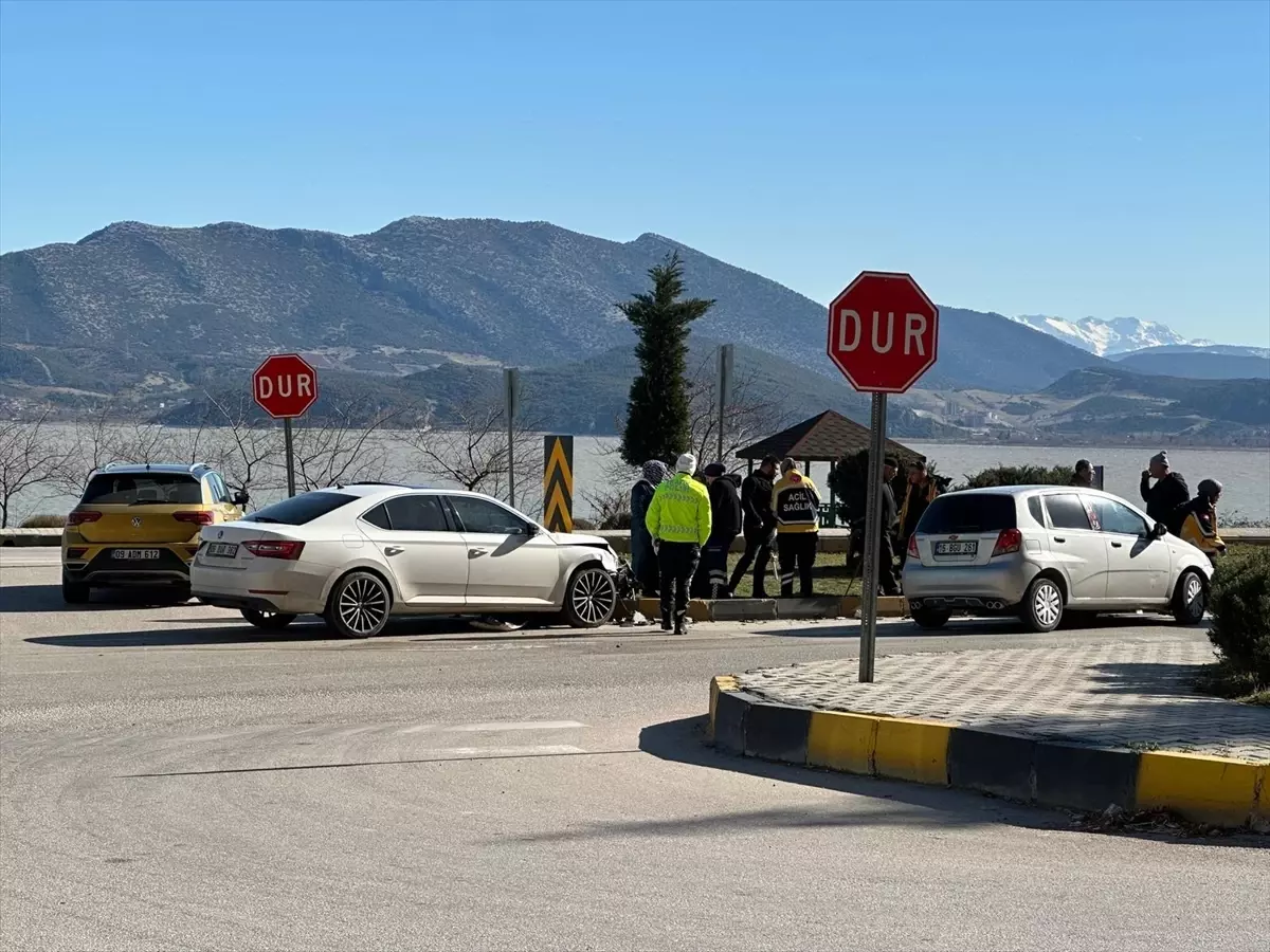 Eğirdir\'de Trafik Kazası: 3 Yaralı