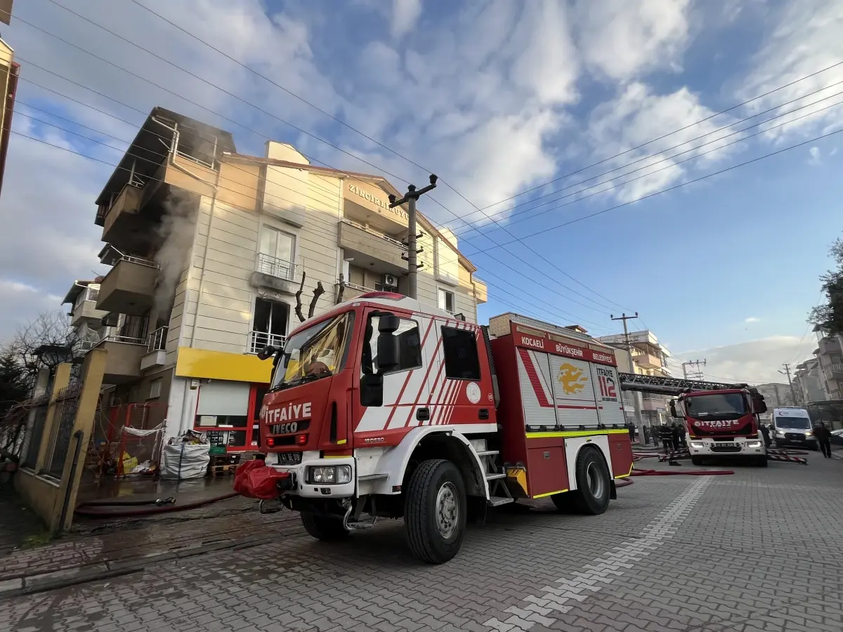 İzmit\'te Apartman Yangını: 5 Kişi Dumandan Etkilendi