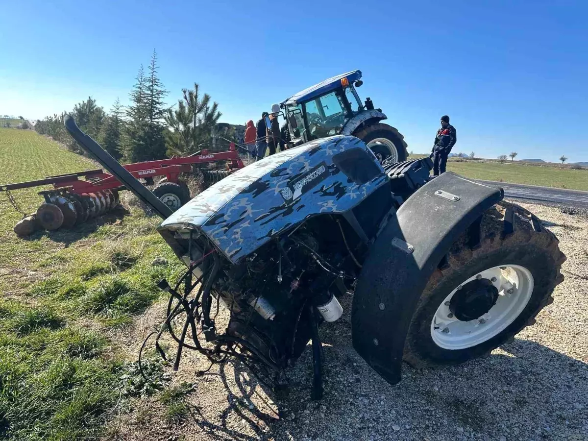 Uşak\'ta Kaza: Traktör İkiye Bölündü