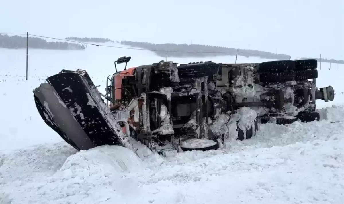 Ardahan\'da Kar Küreme Aracı Devrildi