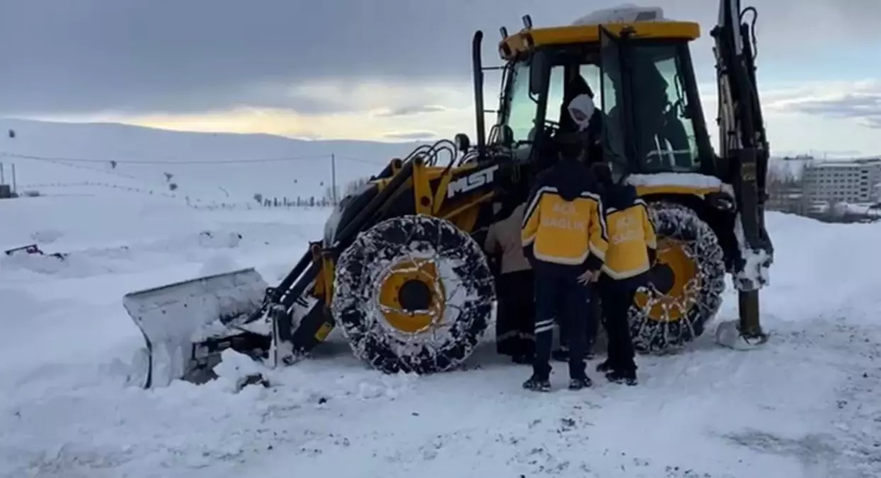 Karla Kaplı Yolda Hasta Kadın Kurtarıldı