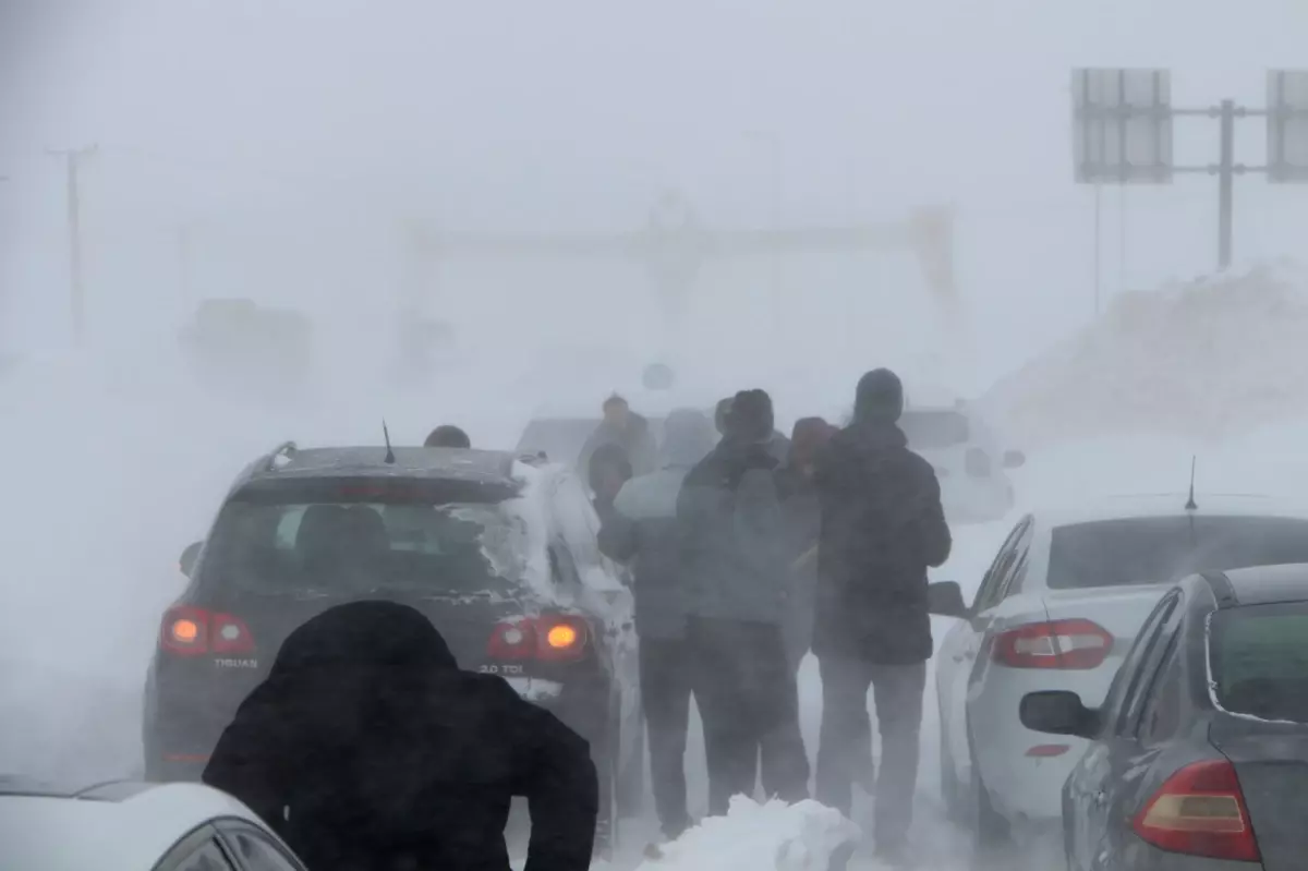 Bingöl\'de Anne ve Bebek, Kar Tipisinde İş Makinesiyle Eve Götürüldü