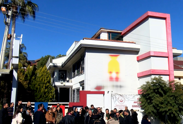 Karne için gittikleri anaokulunun iflas ettiğini öğrenen veliler, mağduriyetlerinin giderilmesini istiyor Karne için gittikleri anaokulunun iflas ettiğini öğrenen veliler, mağduriyetlerinin giderilmesini istiyor