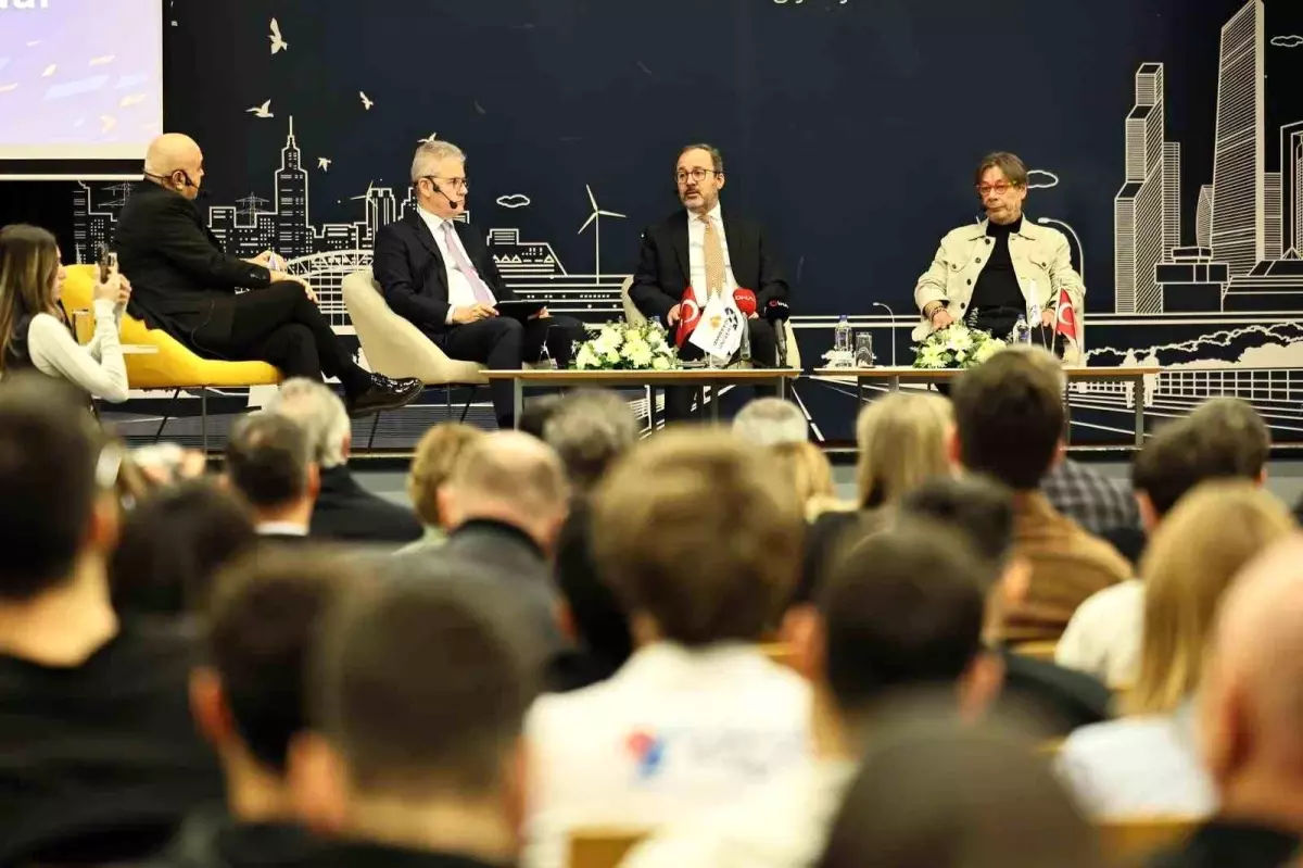 Kasapoğlu, İzmir\'de Spor ve Dijital Medya Panellerine Katıldı