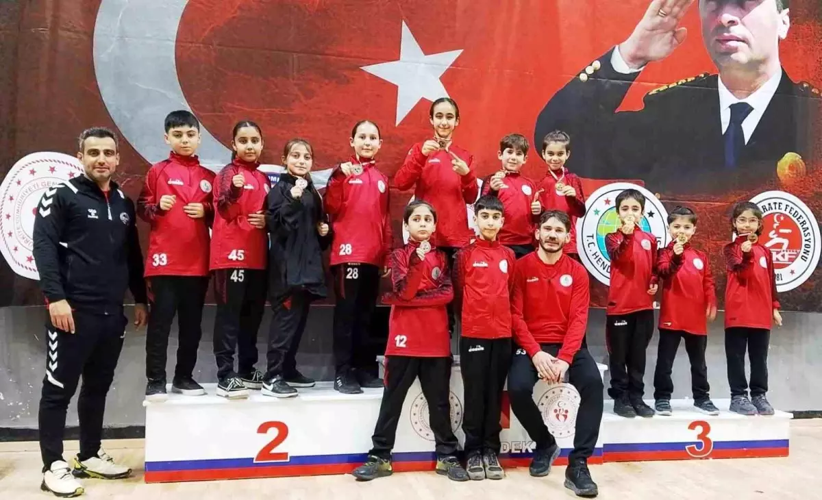 Körfezli karateciler Gaffar Okkan Turnuvası\'ndan 8 madalyayla döndü