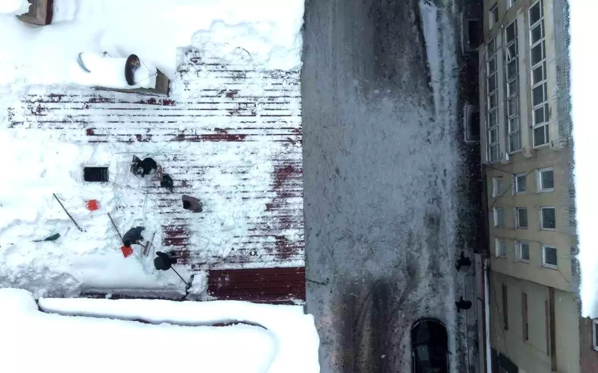 Muş\'ta Çatı Temizleme Mücadelesi