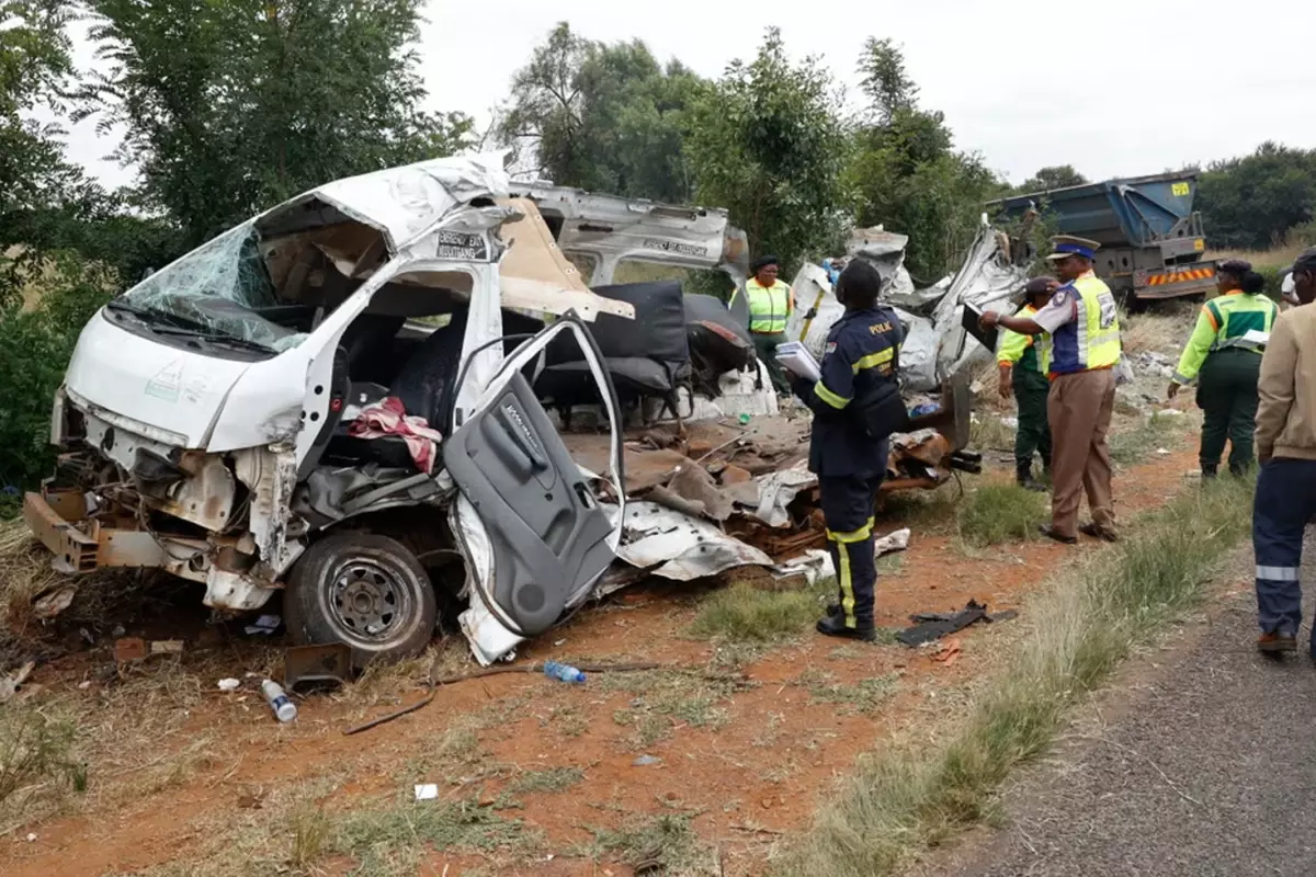 Okul servisi kamyonla kafa kafaya çarpıştı! 14 öğrenci hayatını kaybetti