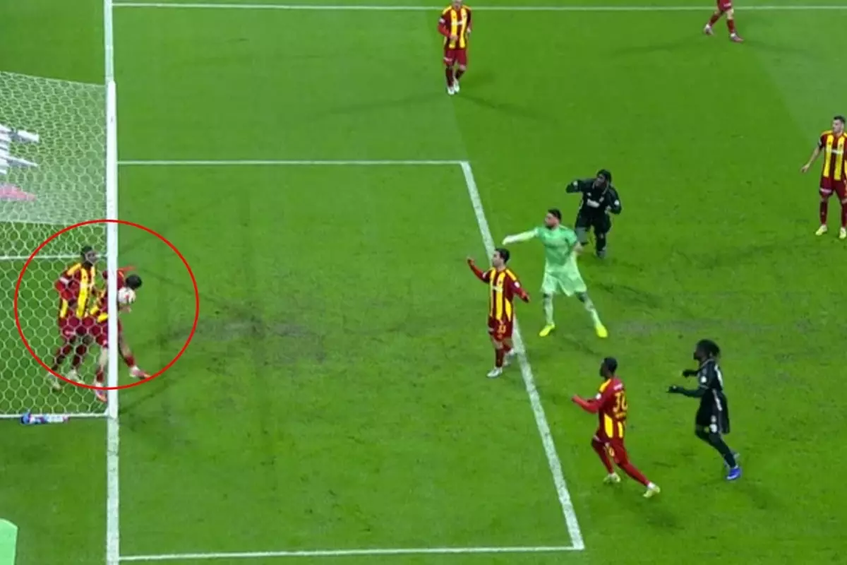 Penaltı mı değil mi? Ünlü yorumcular Beşiktaş\'ın isyan ettiği pozisyonda hemfikir oldu