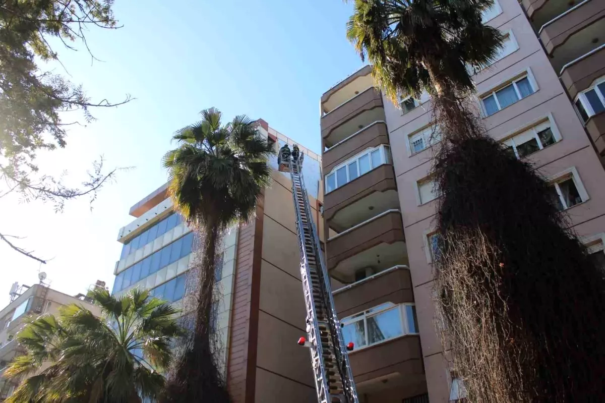 Rüzgar binanın cephesini söktü, facia kıl payı atlatıldı