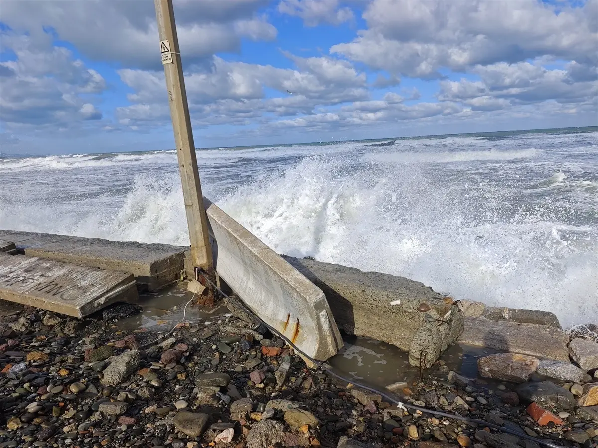 Samsun\'da Rüzgar Dalgaları Sahili Vurdu