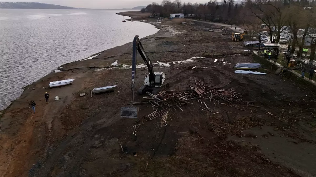 Sapanca Gölü\'nde Kaçak Yapılara Yıkım