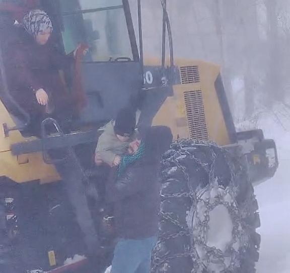 Tipi hayatı felç etti! Taburcu olan anne ve bebeğinin imdadına 'kepçe' yetişti