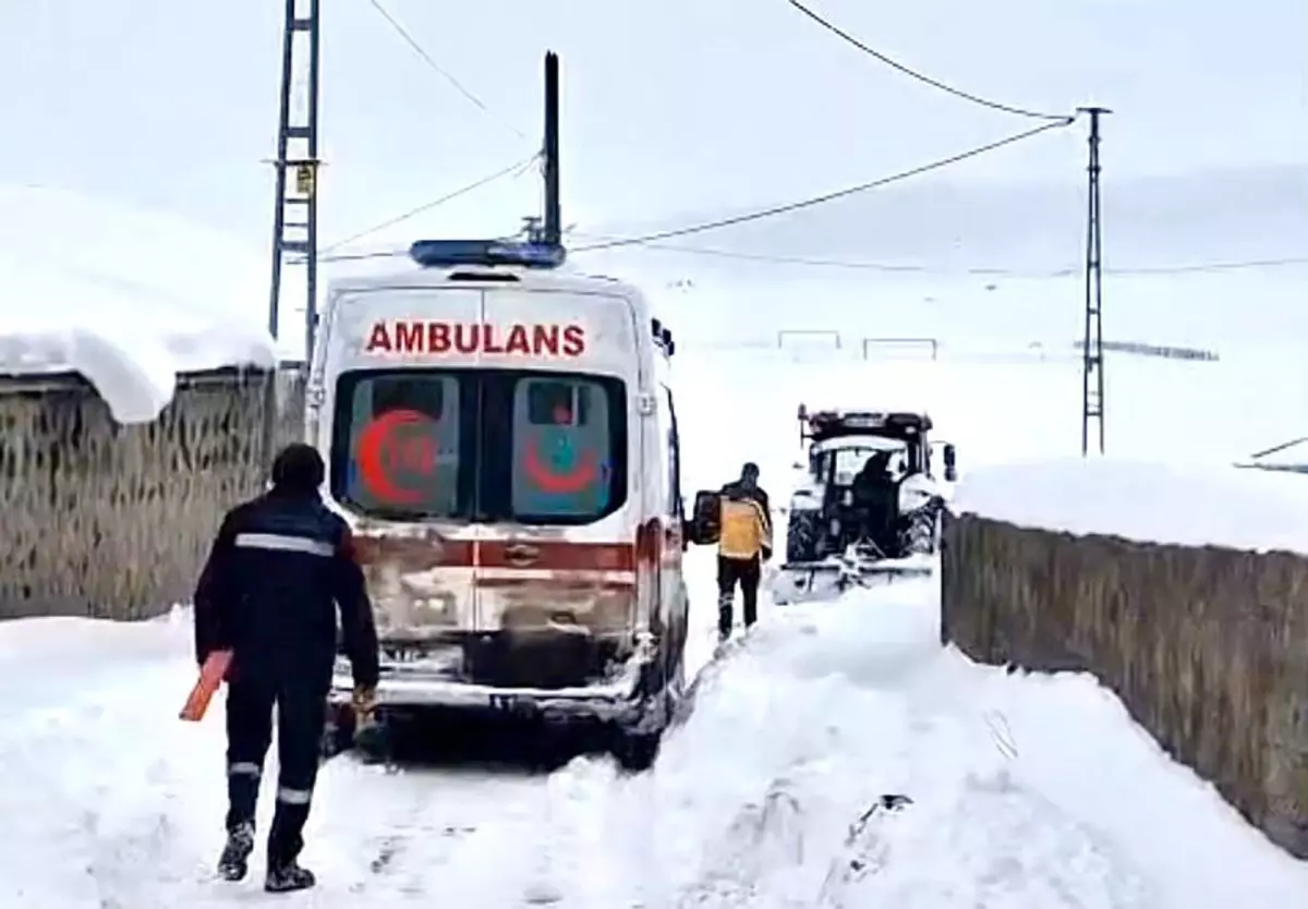 Karda Ambulansa Traktör Yardımı