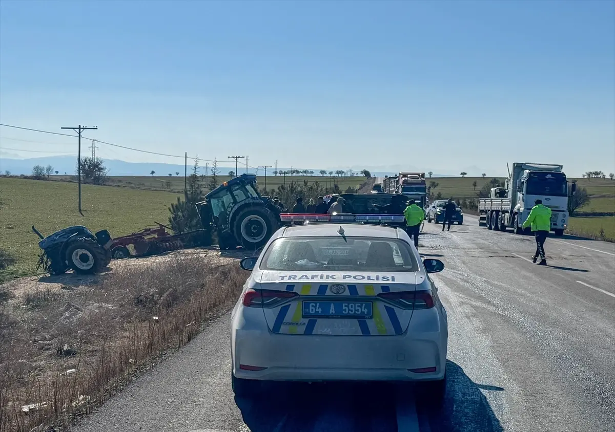 Uşak\'ta Traktör ve Panelvan Çarpıştı: 1 Yaralı