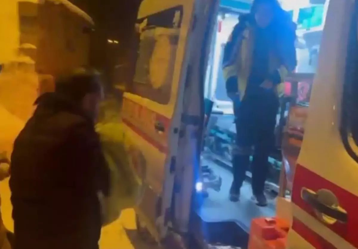 Kar nedeniyle kapalı yolda bebek kurtarıldı