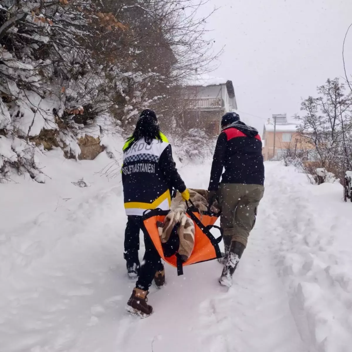 Karla Kapanan Yolda Hastaya Ulaşım