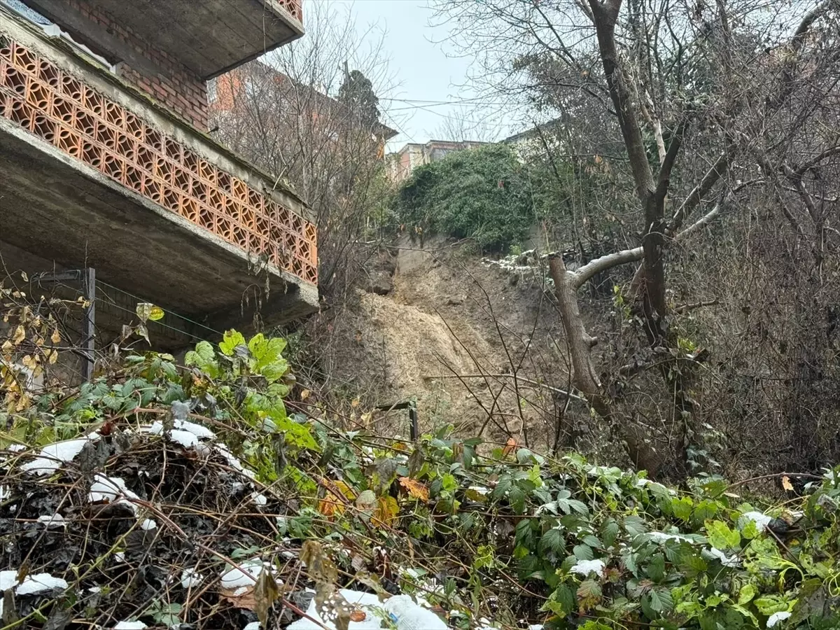 Zonguldak\'ta Heyelan: Ev Hasar Gördü