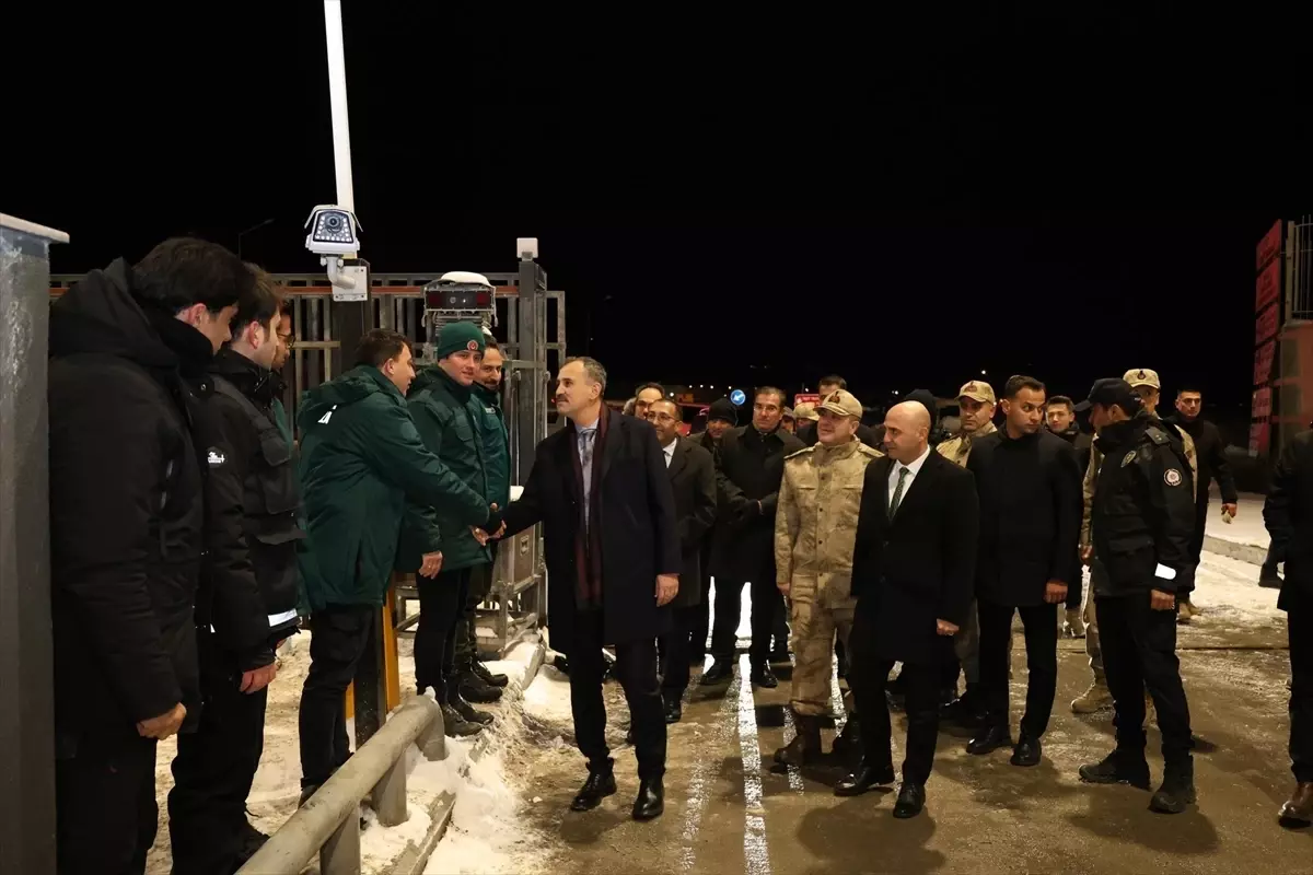 Ağrı Valisi Gürbulak Sınır Kapısı\'nda İnceleme Yaptı