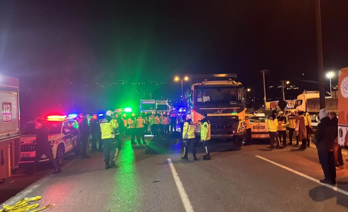 Anadolu Otoyolu\'nda Kaza: Ulaşım Durdu