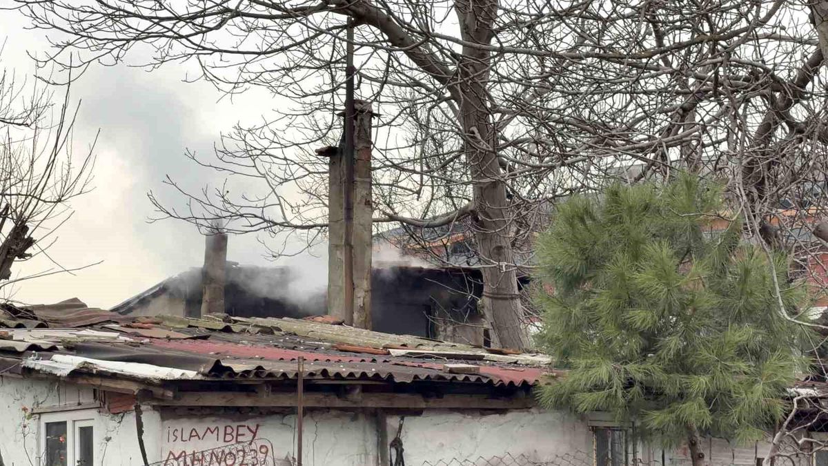 Arnavutköy\'de Gecekonduda Yangın