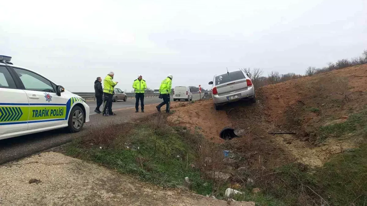 Edirne\'de otomobil sulama kanalına uçtu: Sürücü yaralı
