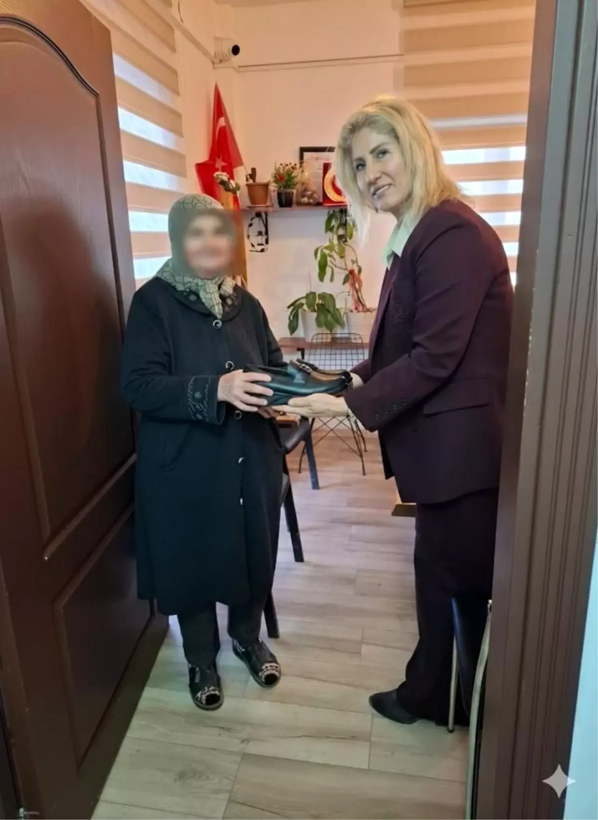 Soğukta Terlik Giymek Zorunda Kaldı