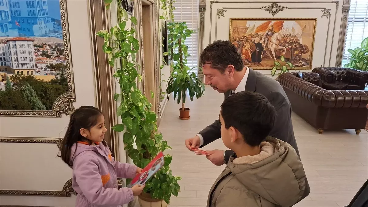 Başkan Kasap\'tan Çocuklara Karne Hediyesi