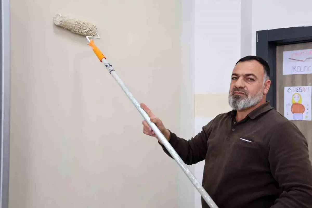 Bir babanın vefası: Şehit oğlunun adını taşıyan okulu kendi elleriyle yeniliyor