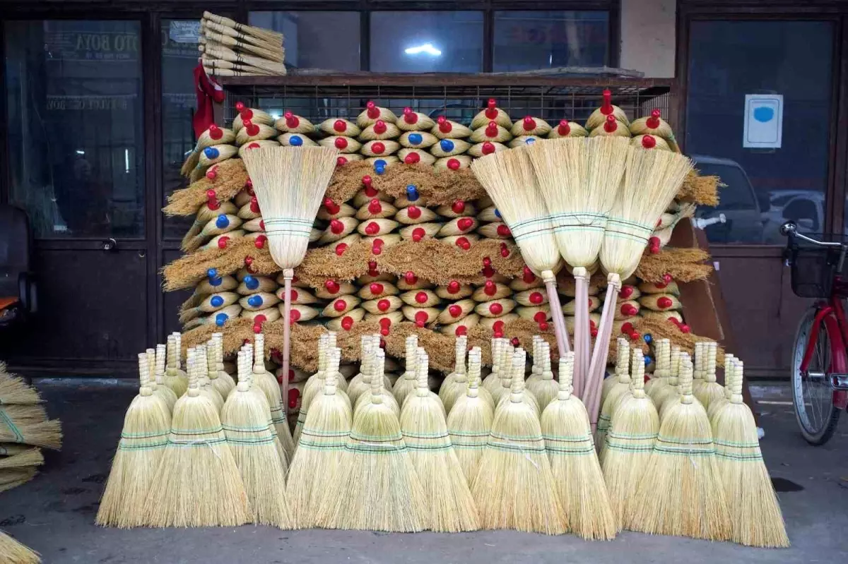 Bir zamanların vazgeçilmeziydi, şimdi yok oluyor: Ot süpürgelerde son ustalar