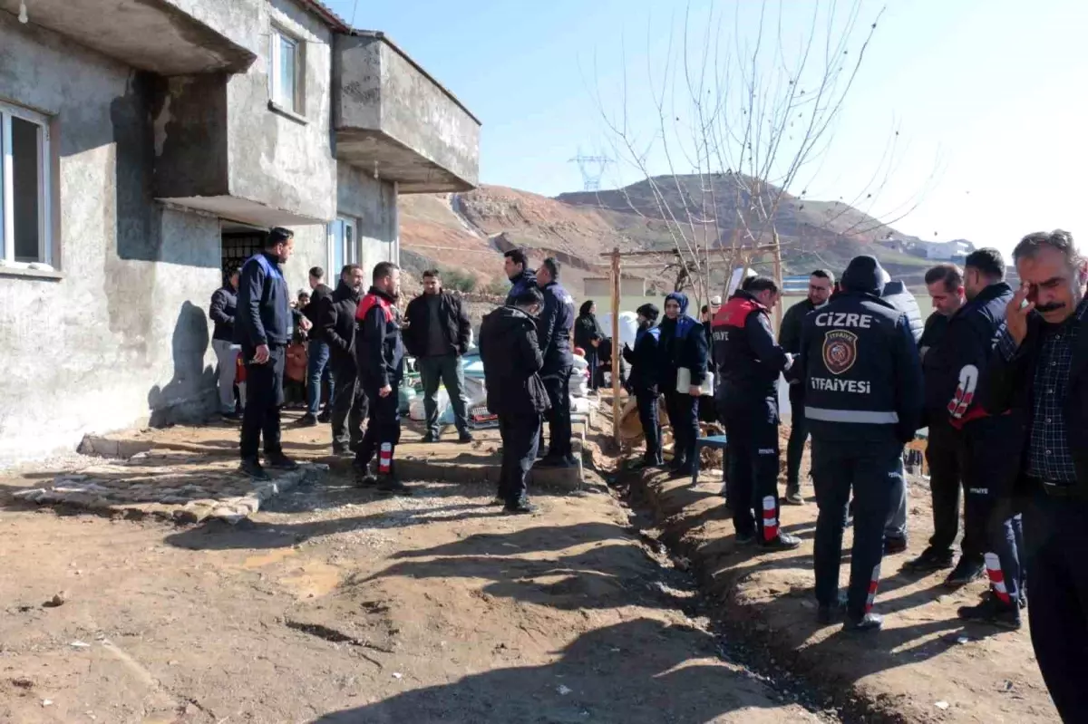 Şırnak\'ta heyelan korkuttu: Dev kayalar evin üzerine düştü, aile son anda kurtuldu