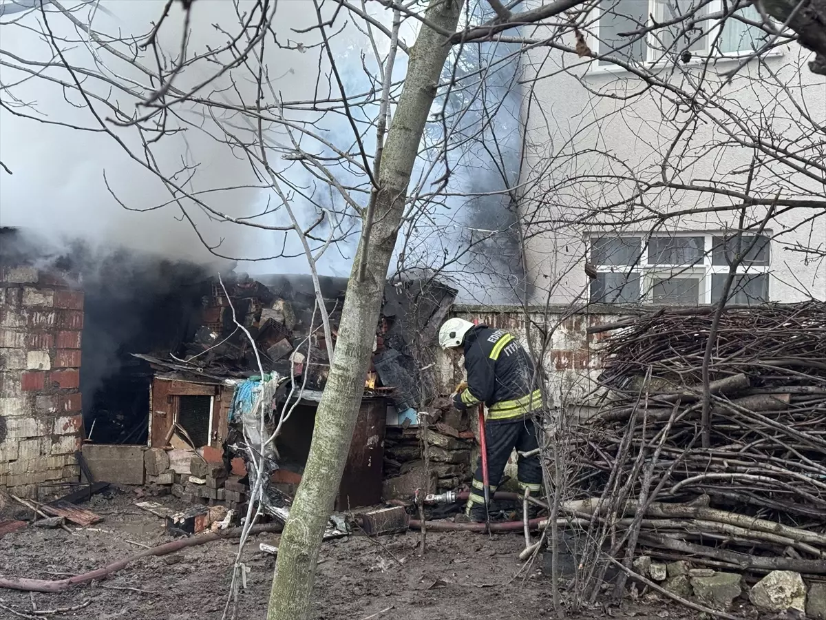 Edirne\'de Kömürlüğü Yakan Yangın Kontrol Altına Alındı