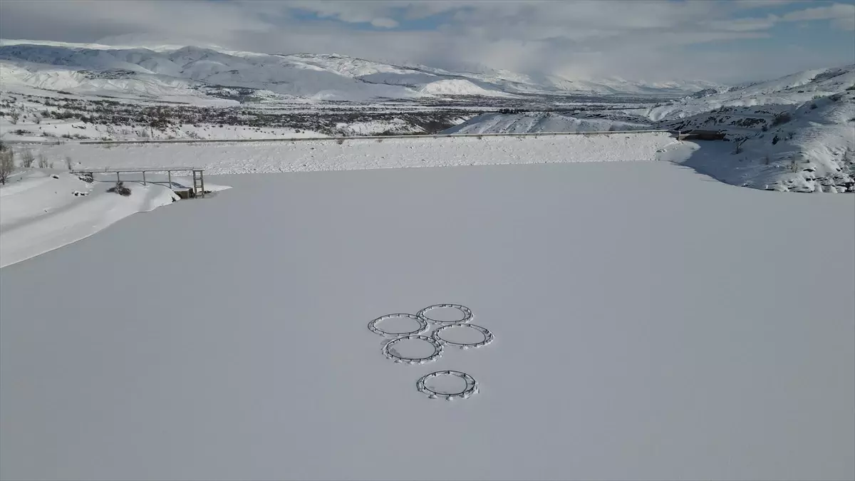 Göne Barajı Buzla Kaplandı