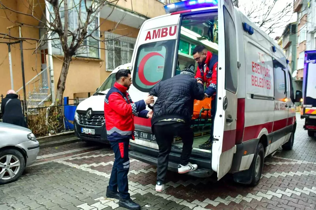 Esenyurt\'ta ambulansla hasta nakil hizmeti aralıksız sürüyor